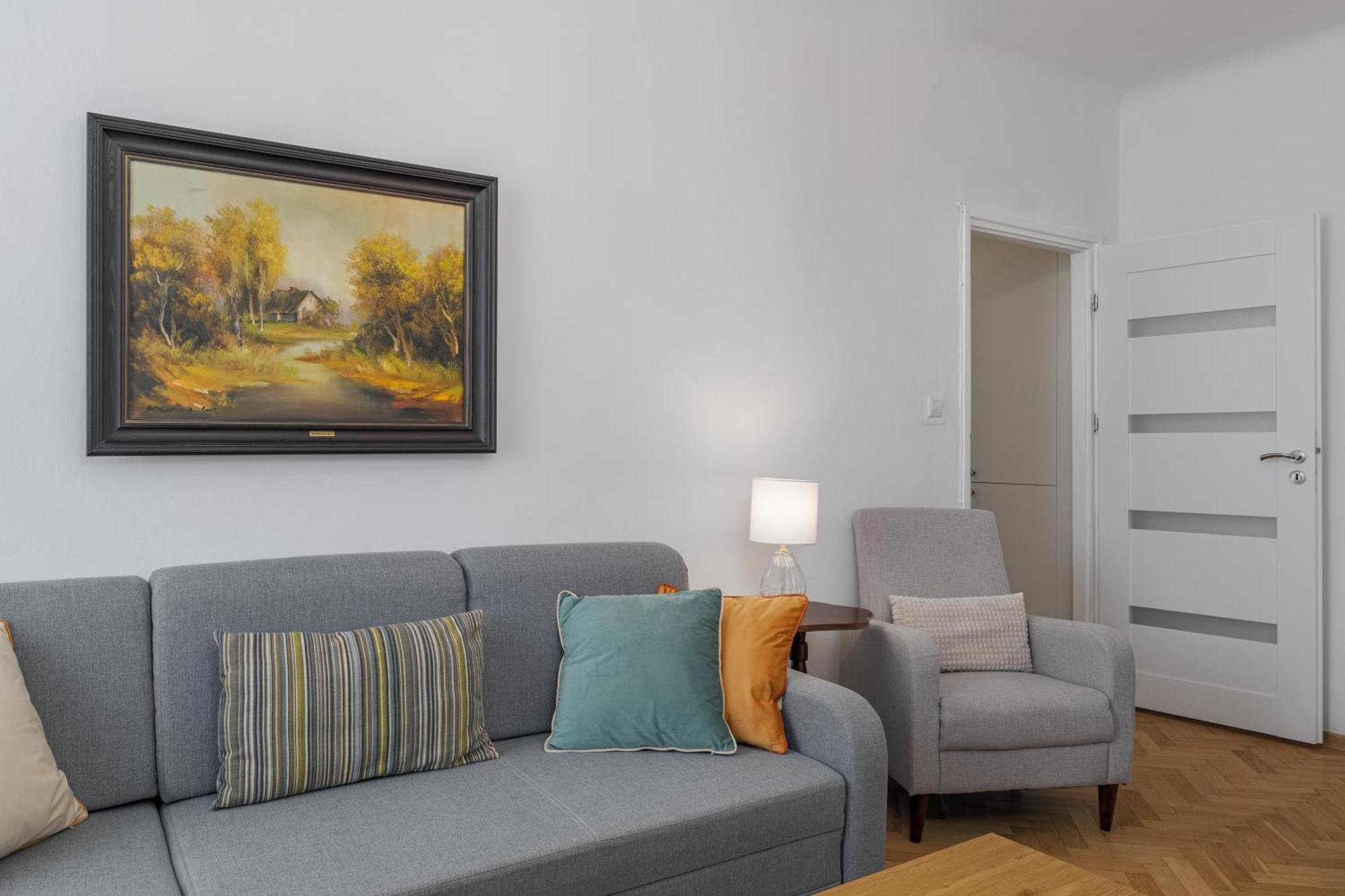 Luxury In Cozy Spacious Near Heart Of Apartament *