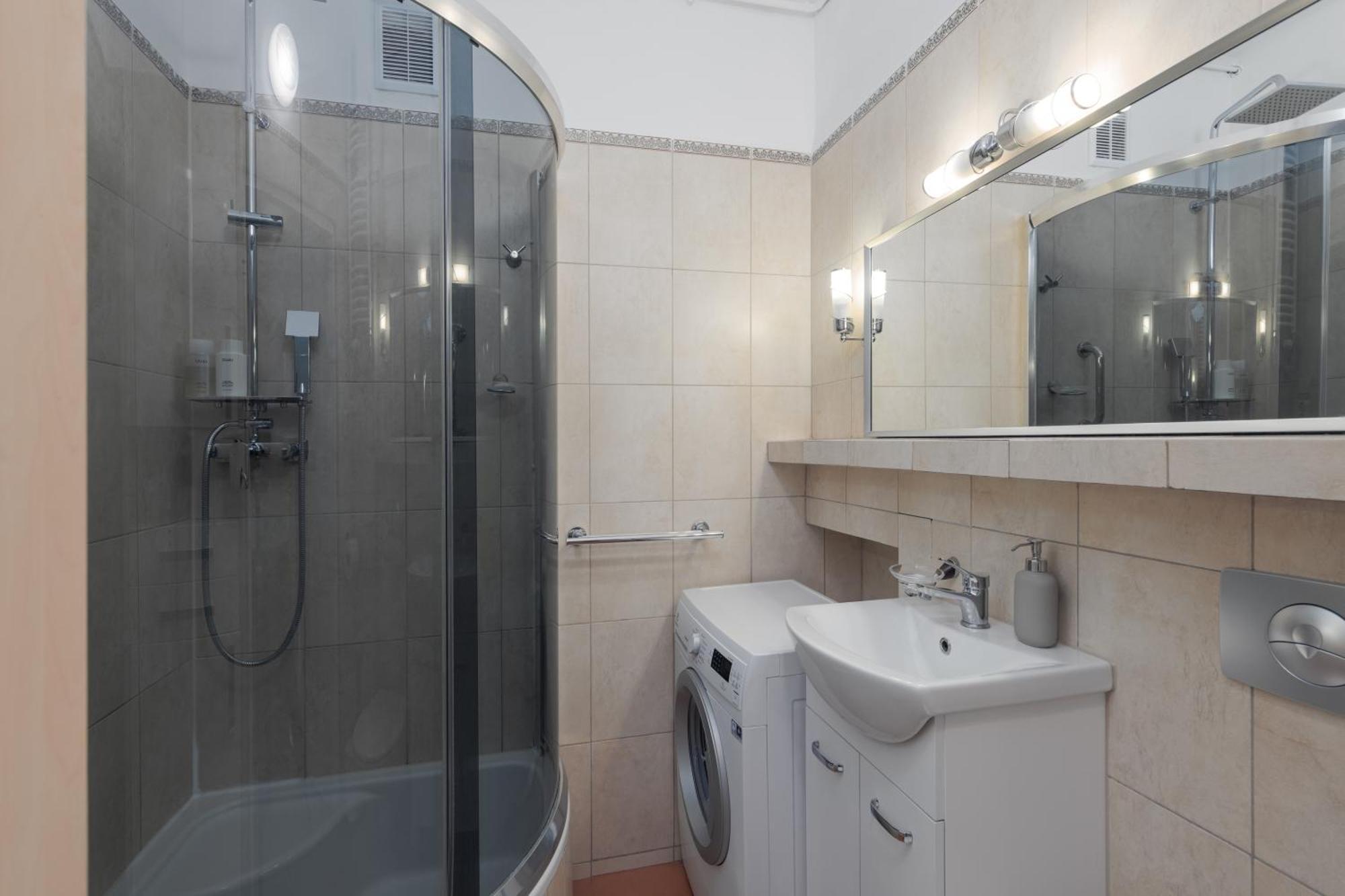 Luxury In Cozy Spacious Near Heart Of Warszawa