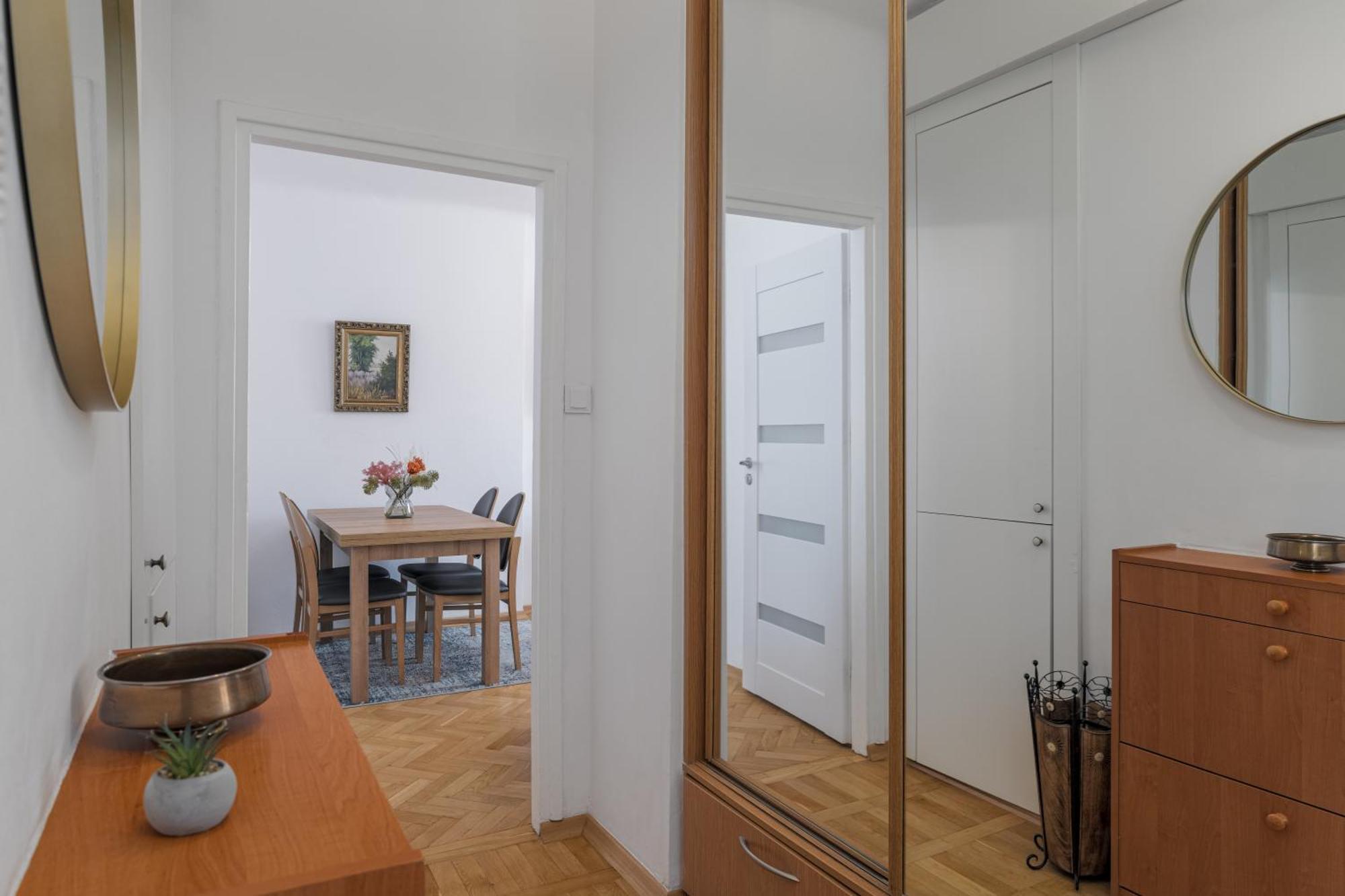 Apartment Luxury In Cozy Spacious Near Heart Of Warschau